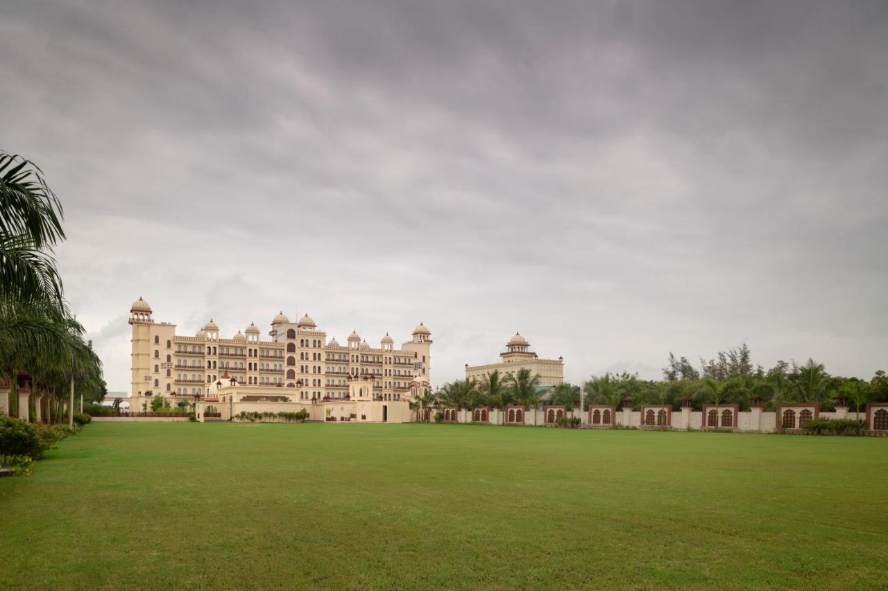 Uday Palace Navsari, A Member Of Radisson Individuals Esterno foto